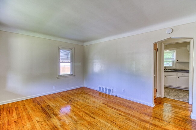 Building Photo - 170 W Maxlow Ave