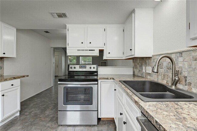 Building Photo - 5616 Oak Blvd