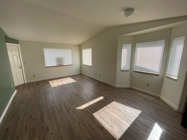 Building Photo - Updated 2 Bedroom, 1.5 Bath Apartment!