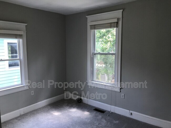 Building Photo - 309 9th St NE