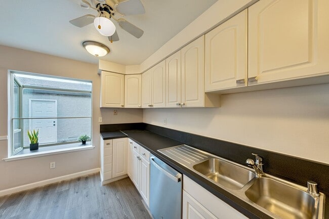 Building Photo - 317 Bridge Pl