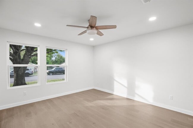 Building Photo - 7520 Uray Dr