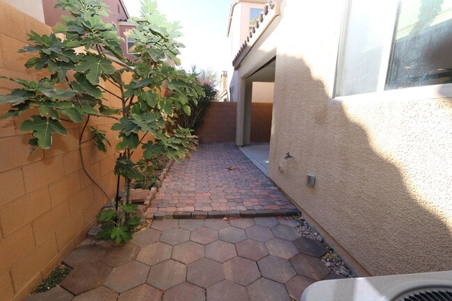 Building Photo - Beautiful 3 Bedroom Home in Southwest