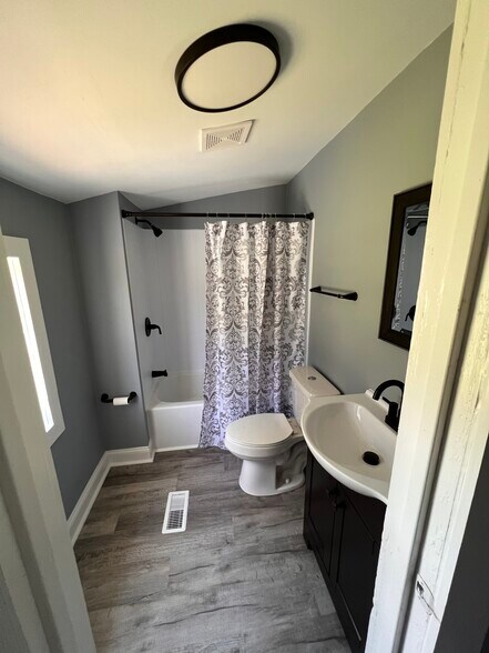 Building Photo - 106 Lester Ave