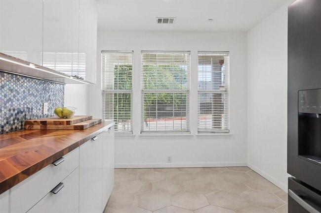 Building Photo - 14621 Lantern Dr