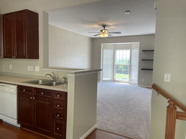 Building Photo - 3 Bedroom/2.5 Bath Townhome in Great Location