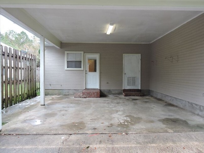 Building Photo - Great 3 Bedroom, 2 Bath Home - No Carpet