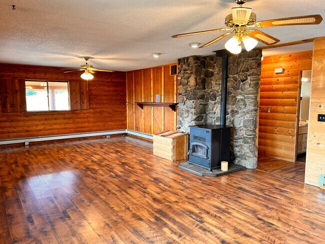 Building Photo - 10 Acres of Horse Property in Victor!