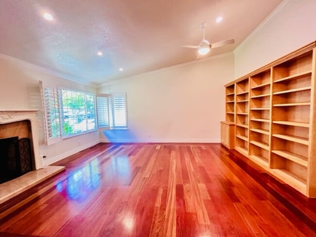 Building Photo - Gorgeous 3Bd/2BA + Den/Office or 4th Bedro...