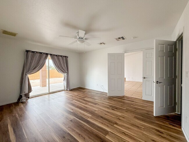 Building Photo - 29 Palms Home with Garage
