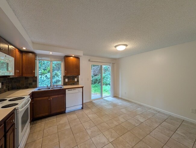 Building Photo - 2Bd/1.5Ba Shoreline Condo