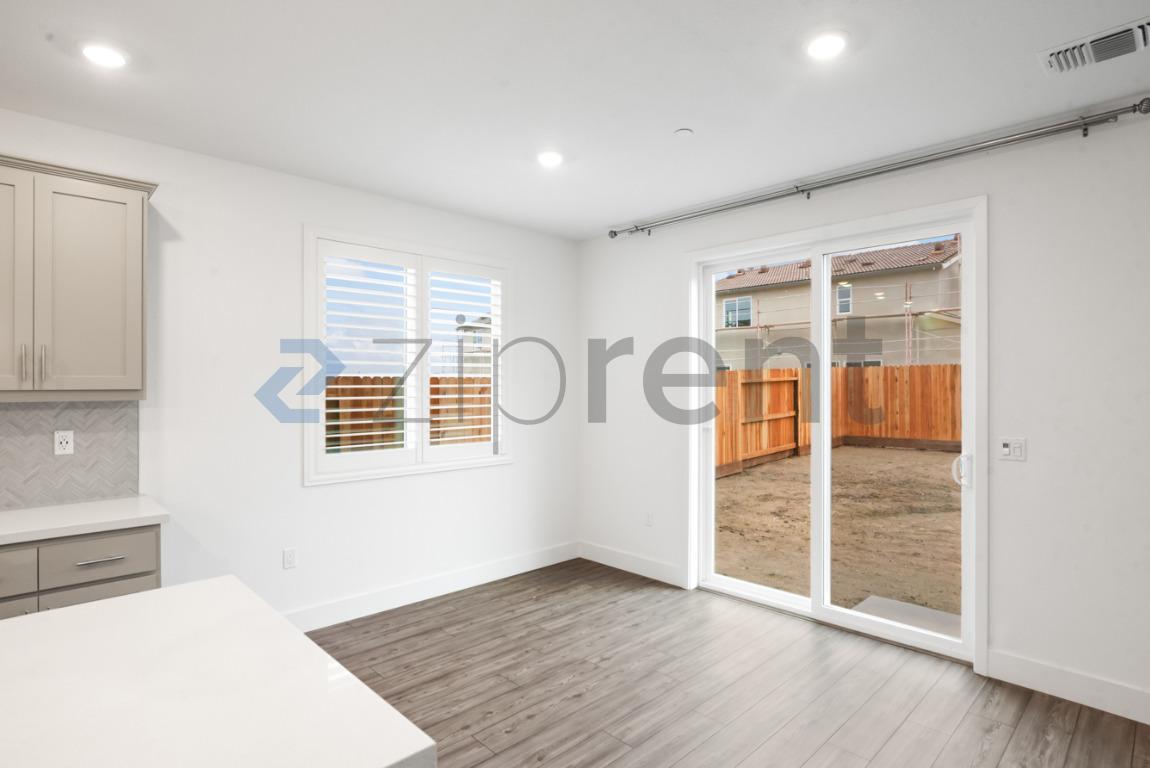 Building Photo - Unit