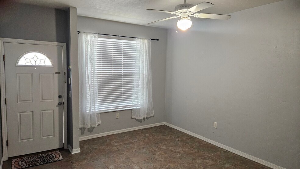 Building Photo - 4415 SW 34th St