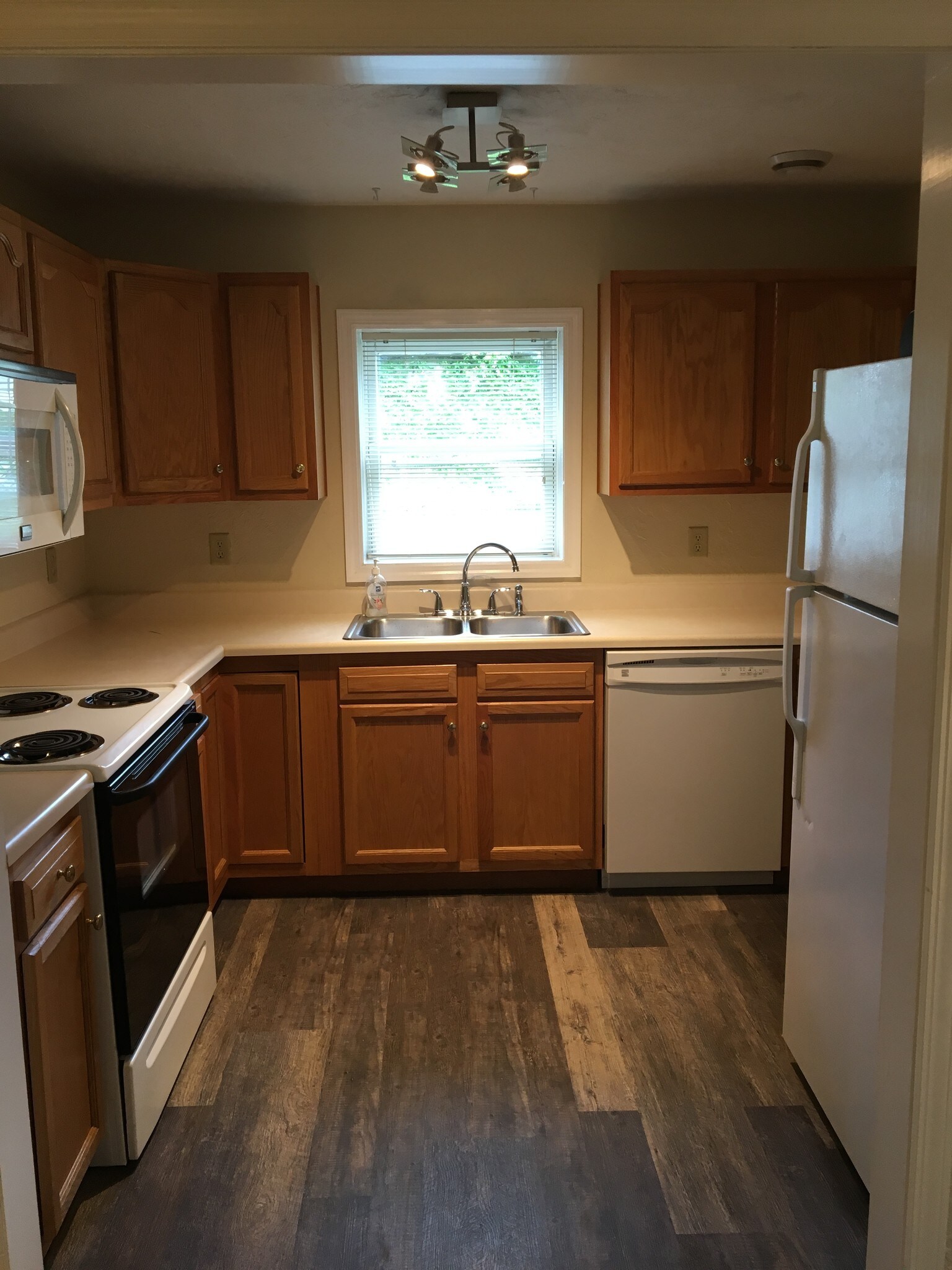 Kitchen fully equipped - 217 Main St