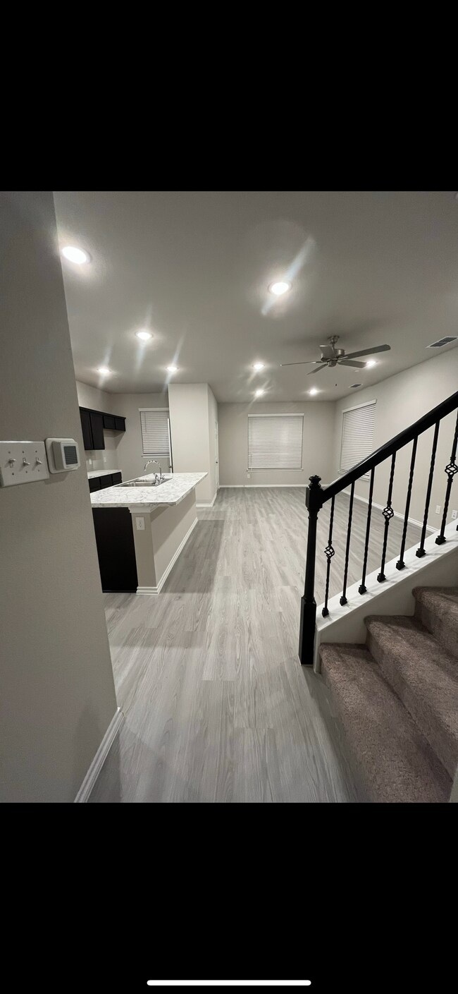 Building Photo - 2312 Davenport Dr