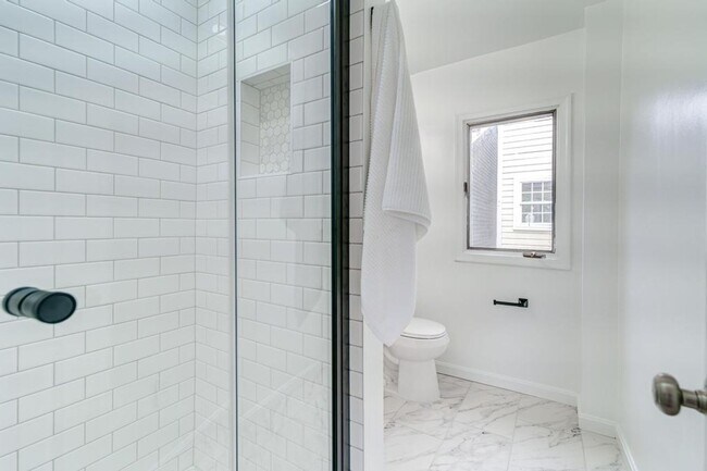 Building Photo - Bright and Newly Updated Apartment in the Heart of Old Town!