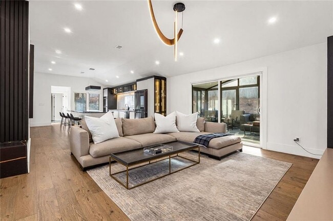 Building Photo - 915 Lost Forest Dr NW