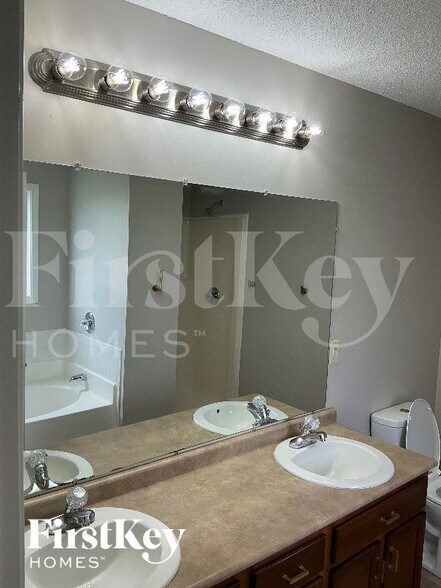 Building Photo - 900 Fisher Ct