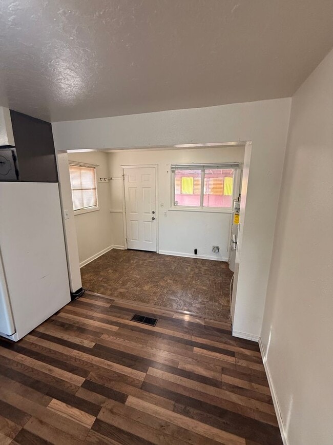 Building Photo - Charming  2 Bed 1 Bath Close to downtown and 1.9 miles to Sky Lakes Medical Center and Oregon Tech