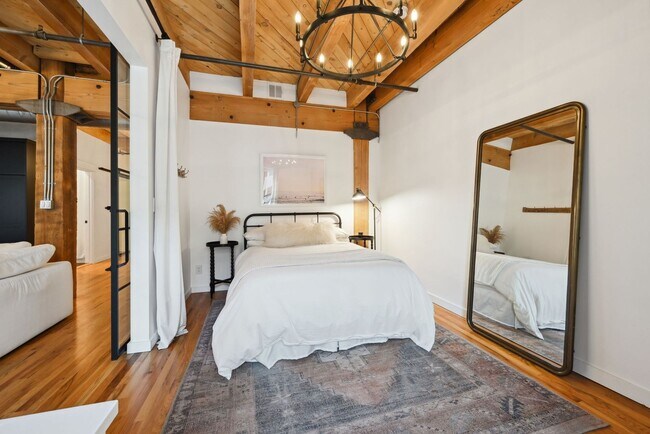 Building Photo - Luxurious Corner 2 BR/ 2 BA Franklin Loft ...