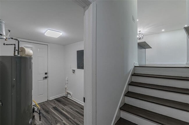 Building Photo - 2352 Glendale Dr