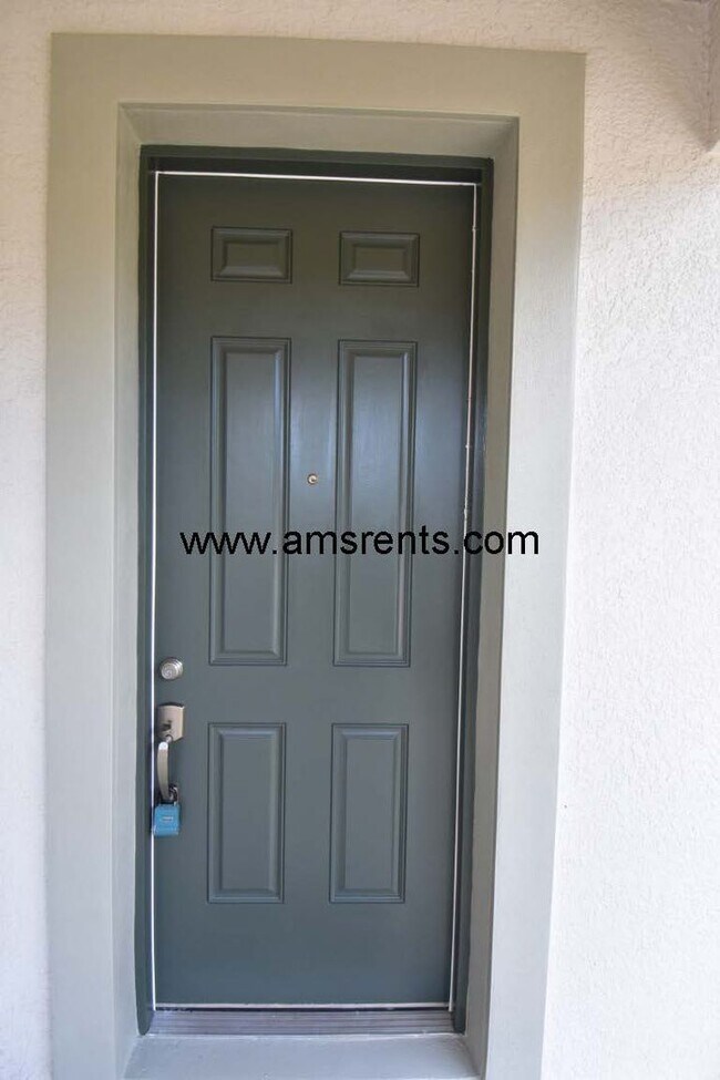 Building Photo - Spacious Pool Home in Davenport