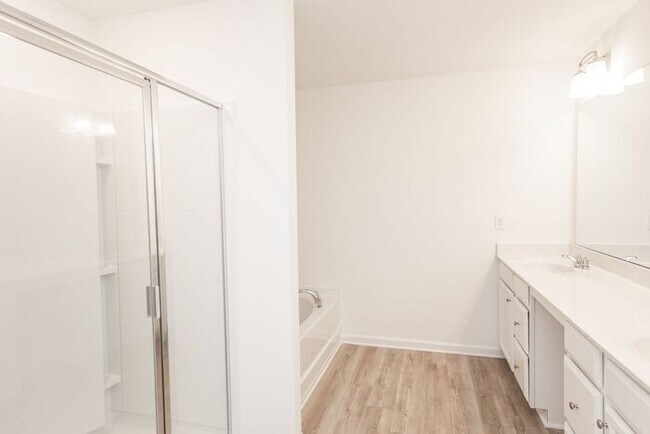 Building Photo - Beautifully designed 3-bedroom, 2.5-bath e...