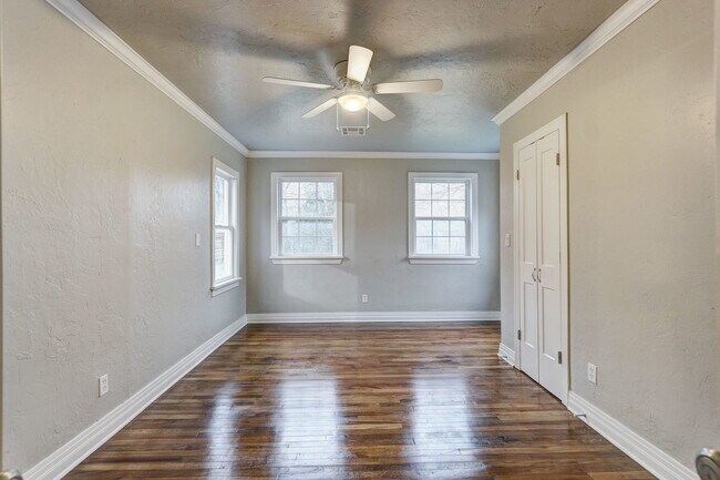 Building Photo - Charming 3-bedroom, 1-bathroom house - Available now!