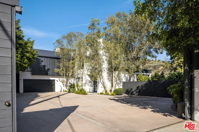 Building Photo - 8080 Laurel View Dr