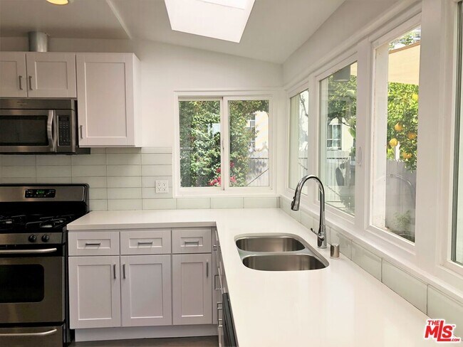 Building Photo - 8538 West Knoll Dr