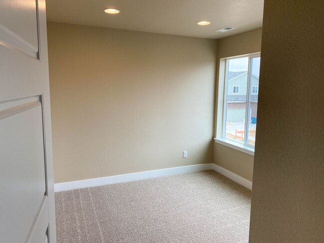 Building Photo - Stunning 4-Bedroom Duplex in Desirable Alpine Vista Neighborhood