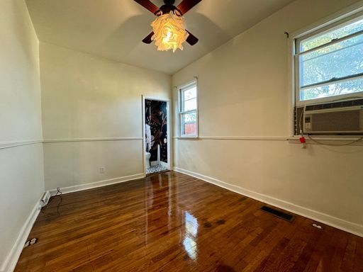 Building Photo - 3 Bedroom 2 Full Bath Plus Office Renovated Victorian Style Family Home Available Mid December!!