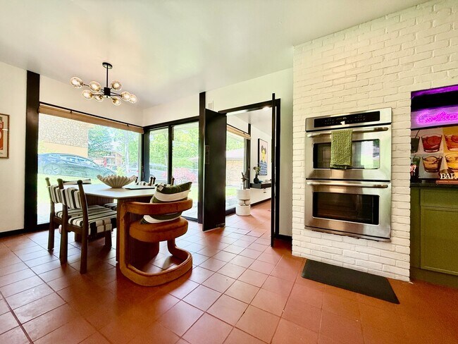 Building Photo - 527 Valewood Ln