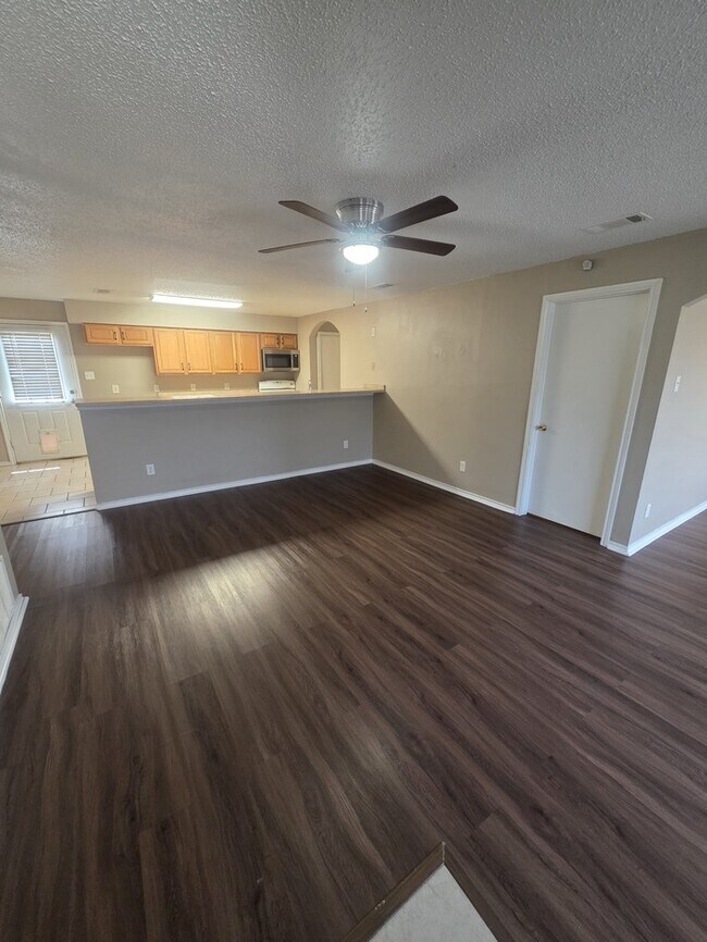 Building Photo - 4 bed 2 bath home