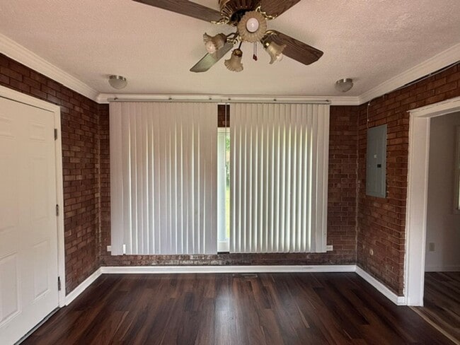 Building Photo - Four bedroom, 2 bath house in Burlington