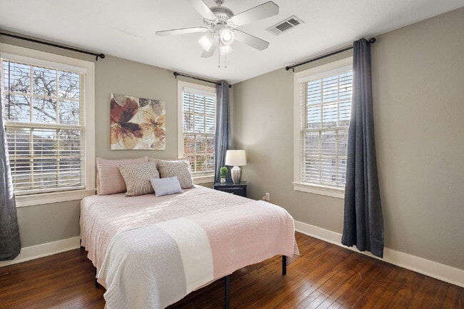 Building Photo - Belhaven Bombshell FURNISHED