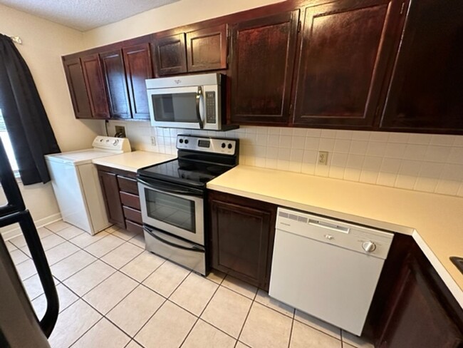 Building Photo - Lewisville-Clemmons area, Updated 2 bedroo...