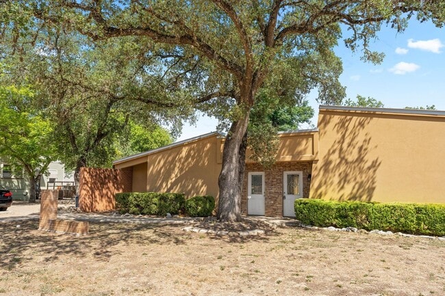 Building Photo - Walk to campus, Walk downtown, Shared Fenced Yard and Courtyard, Flat Rate Utilities!