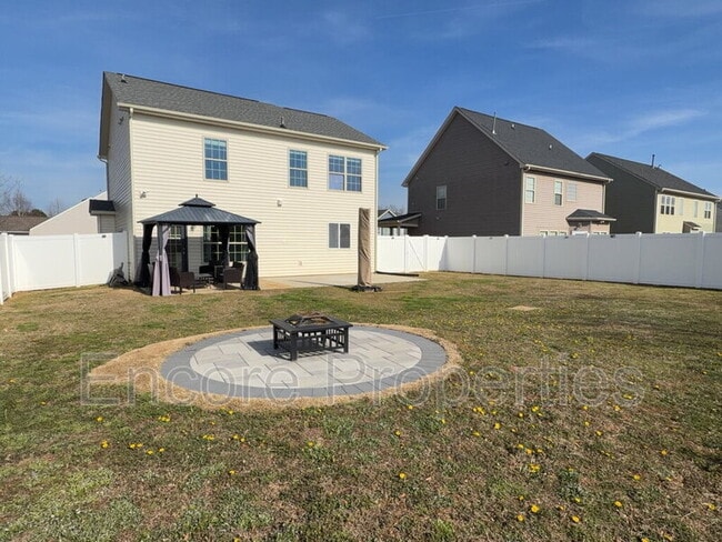 Building Photo - 912 Custom Oak Ln