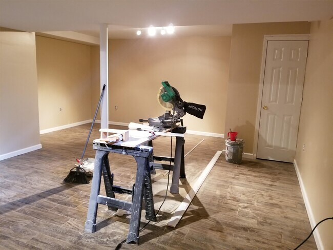 Building Photo - 420 Cherry Ln