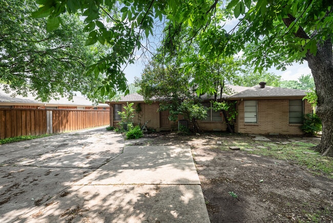 Building Photo - 6525 E Mockingbird Ln