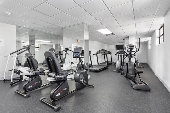 Building Photo - 600 Parkview Dr