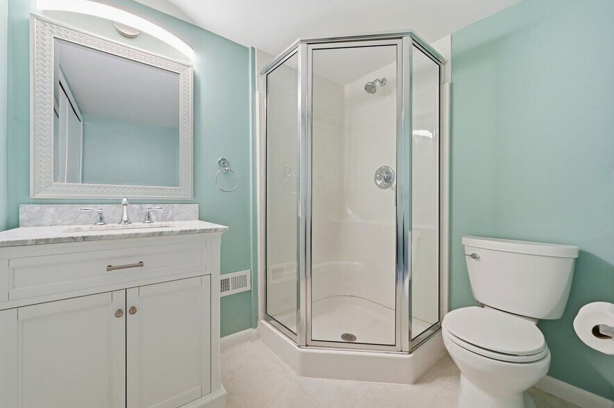 Building Photo - 5595 Birdview Heights