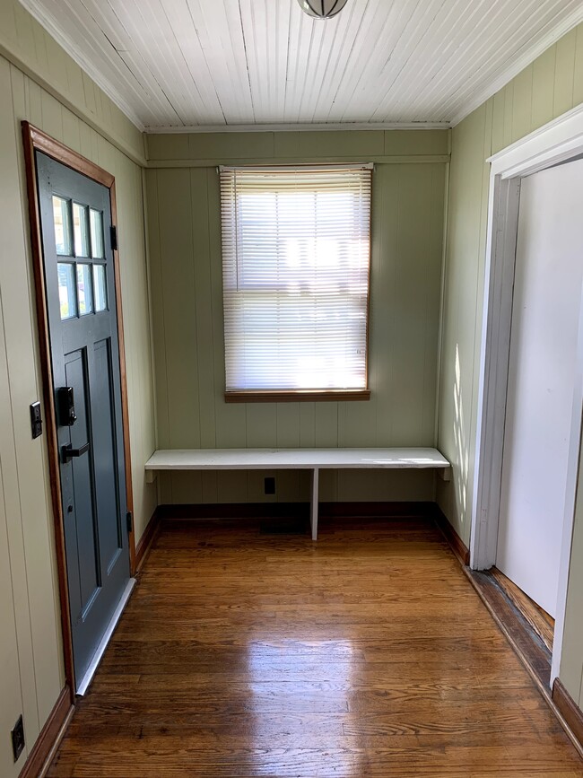 Building Photo - 195 Clearview Dr