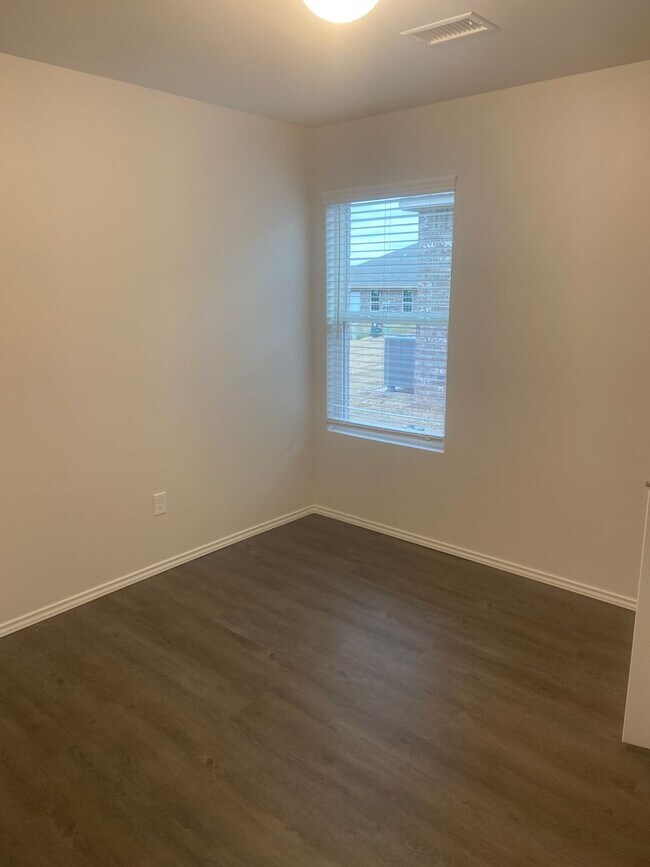 Building Photo - Pre-Leasing Available — Spacious 3-Bedroom, 2-Bath Home in Shadow Valley