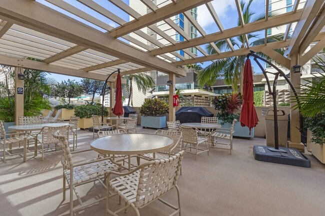 Building Photo - 2140 Kuhio Ave.