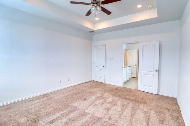 Building Photo - 8106 Royal Palm Ct