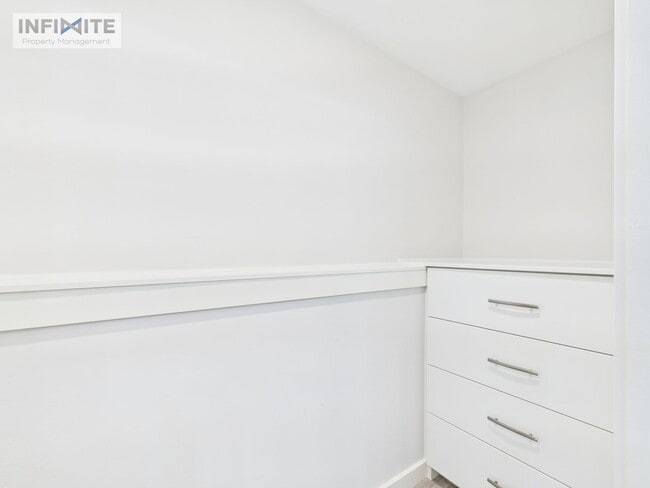 Building Photo - Great Four Bedroom! First Month Half Off!!