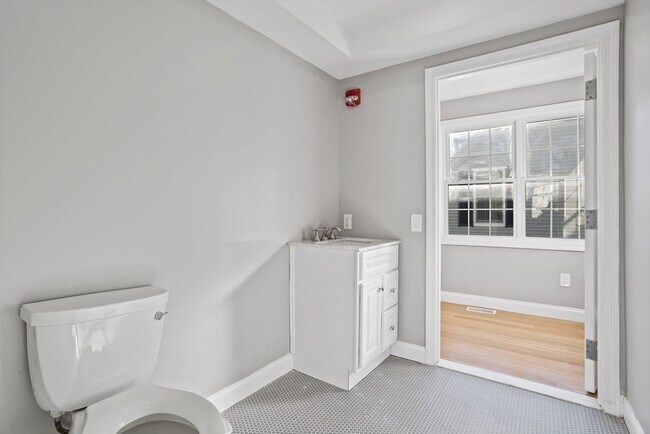 Building Photo - 144 Lincoln Rd