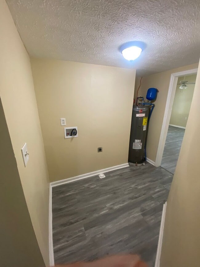 Building Photo - **AVAILABLE NOW**4 bedroom / 2 bathroom Ho...